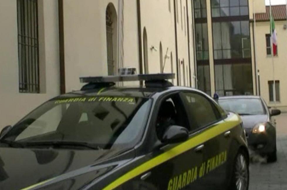 Finanza a caccia di documenti in Comune 