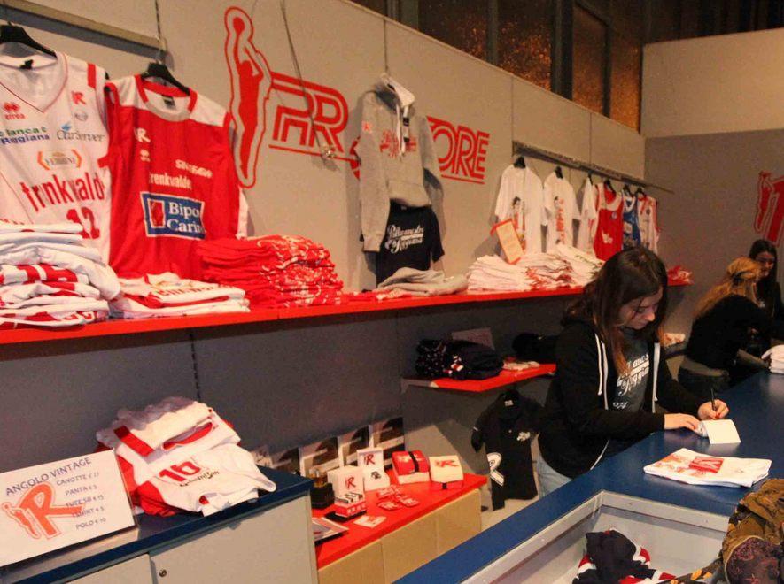 Una piazza biancorossa per il nuovo PR Store 