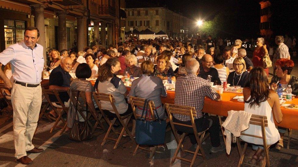 Oltre 600 persone a cena insieme per riaprire la chiesa