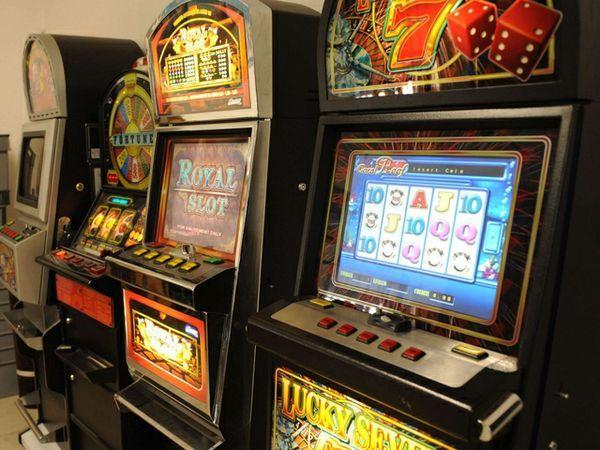 Accecato dalle slot: perde e minaccia col machete la cassiera