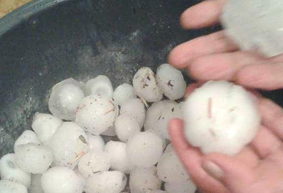 Temporale sulla Sardegna orientale, chicchi di grandine grandi come mele
