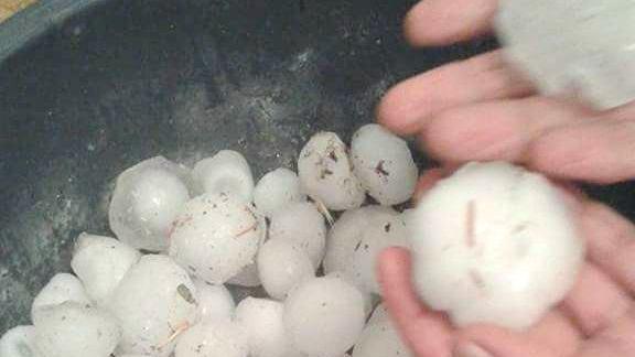 Temporale sulla Sardegna orientale, chicchi di grandine grandi come mele