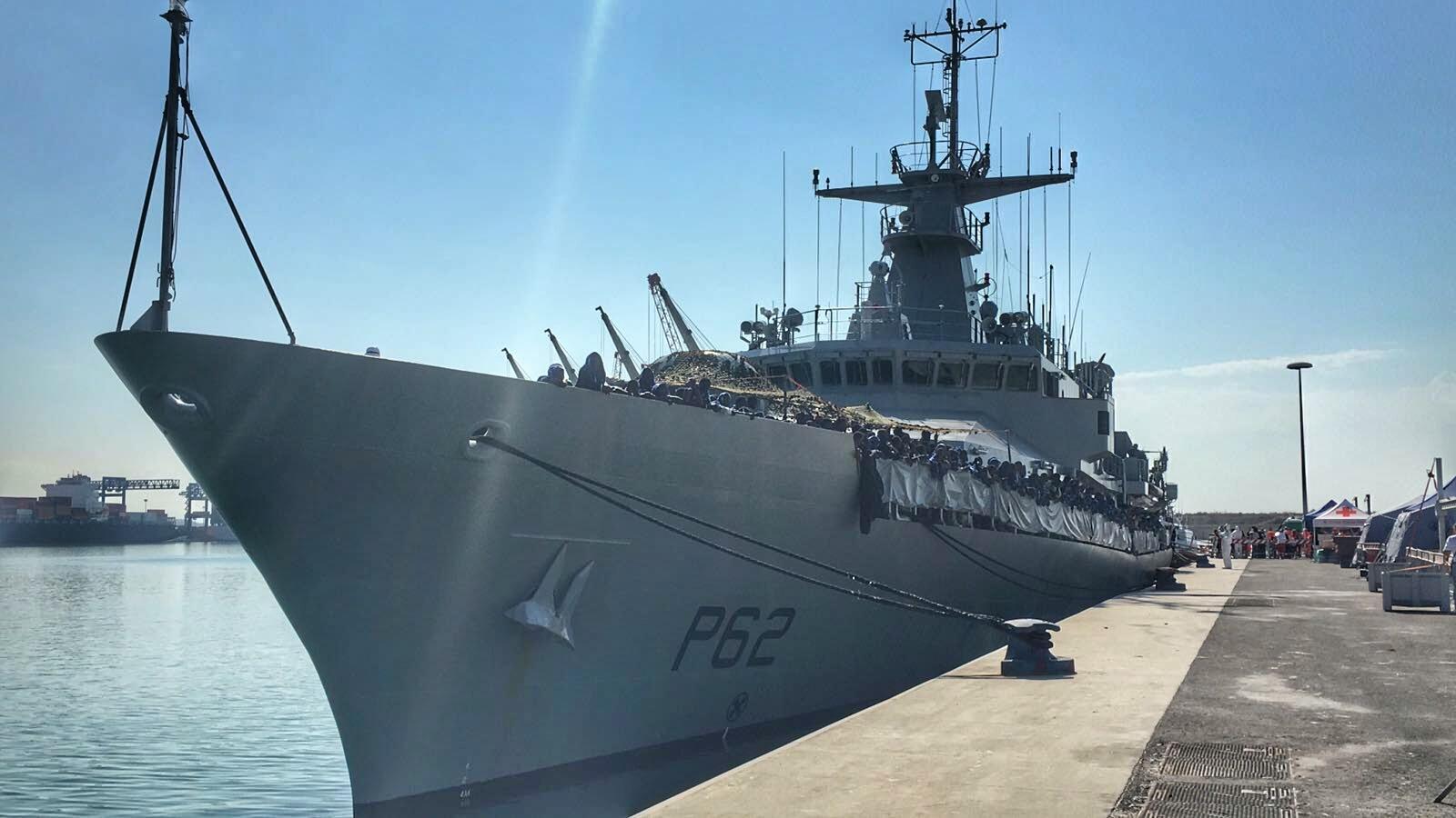 La nave militare irlandese James Joyce attraccata a Cagliari con 617 migranti soccorsi nel Canale di Sicilia (Rosas)