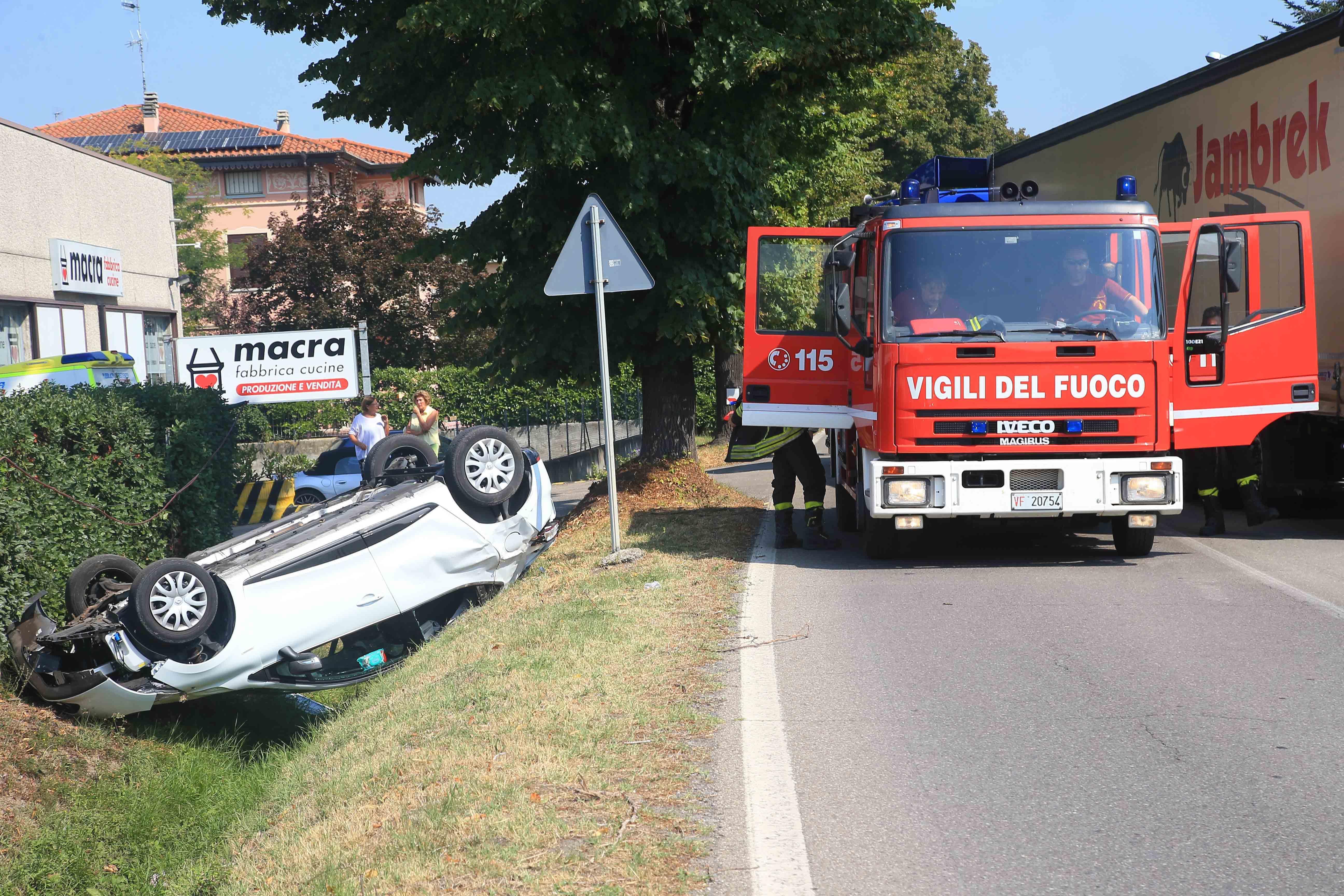 Cadelbosco Sopra, auto finisce nel fossato, 19enne all'ospedale 