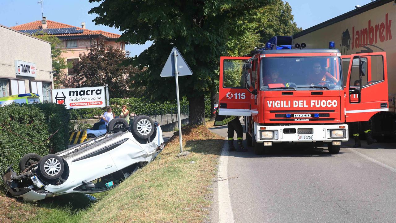 Cadelbosco Sopra, auto finisce nel fossato, 19enne all'ospedale