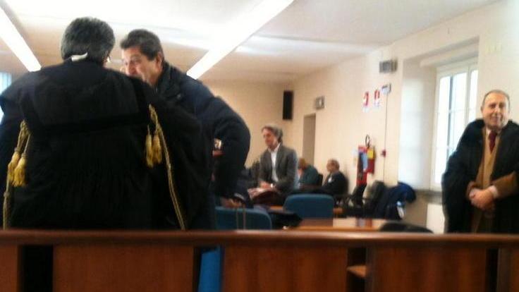 Cartellino fatto timbrare dai colleghi: nei guai la cancelliera del tribunale