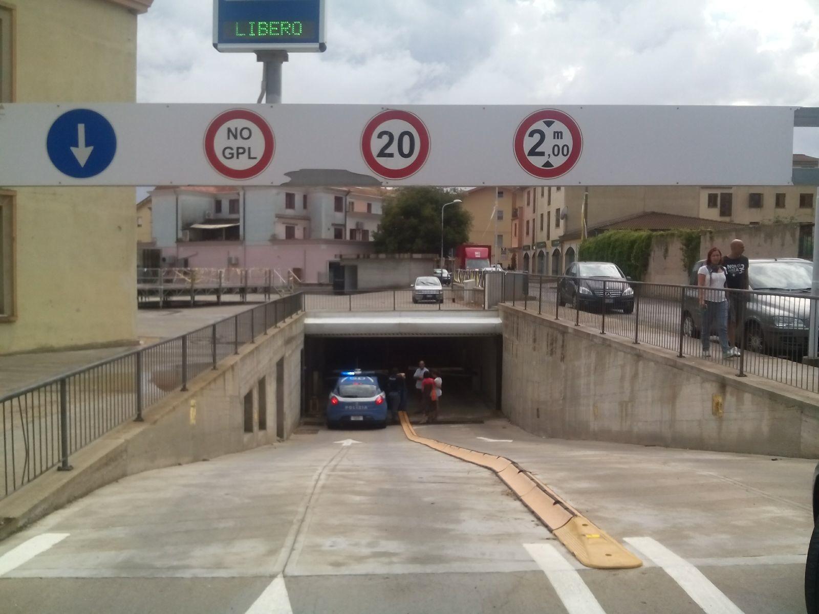 La polizia nel parcheggio sotterraneo di Tortolì
