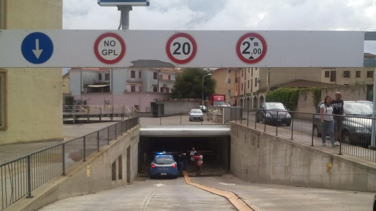 La polizia nel parcheggio sotterraneo di Tortolì