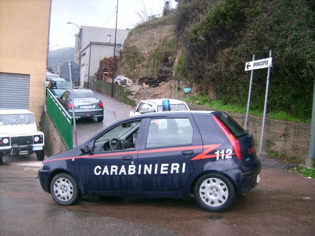 I carabinieri vicino all'ufficio postale 