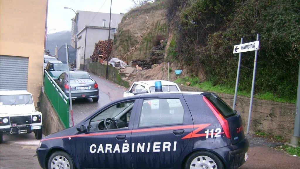 I carabinieri vicino all'ufficio postale