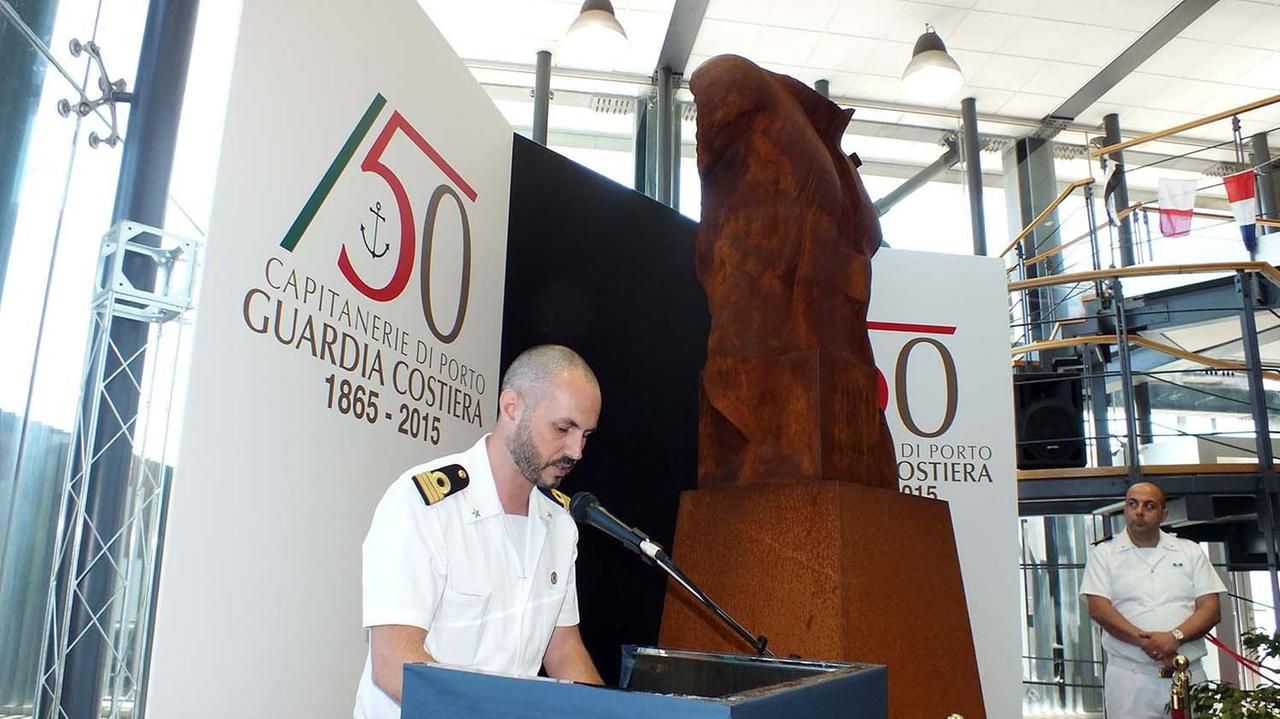 Il comandante Vittorio Vanacore e la statua di Igor Mitoraj (foto Paolo Barlettani)