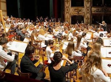Liubimova dà il “la” al tour estivo dell’istituto Peri 