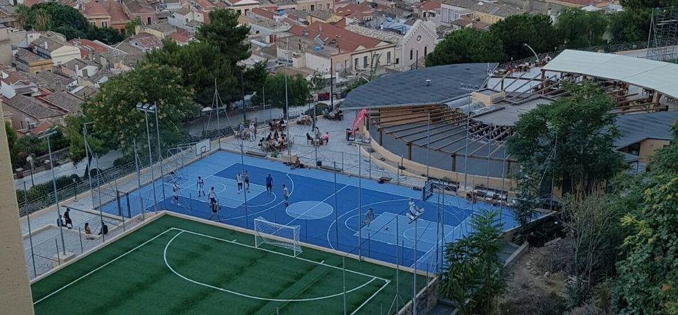 Cagliari, campi sotto le mura di Castello: «Distruggono la città» 