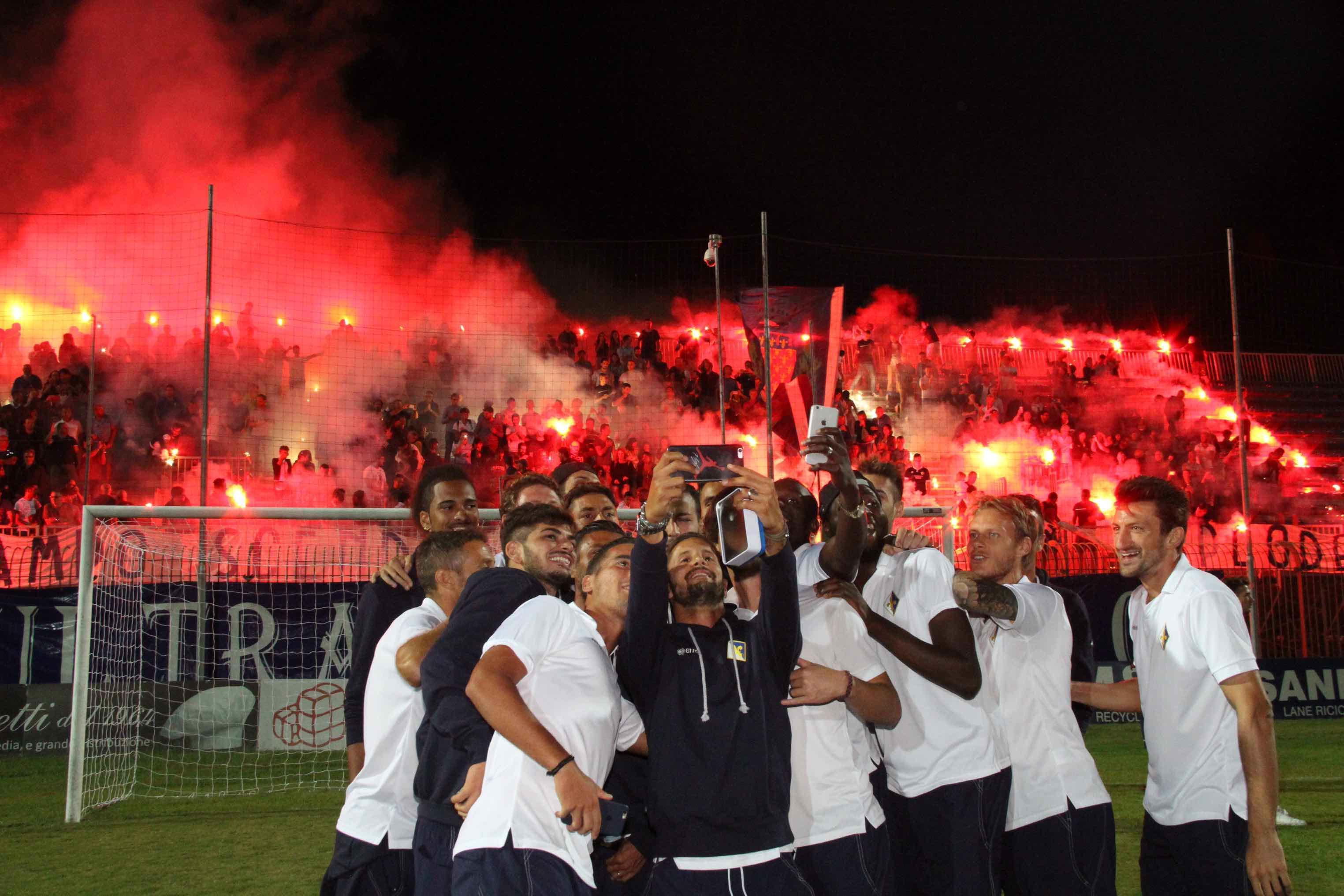 Il selfie dei giocatori con alle spalle la curva biancazzurra illuminata dai fumogeni (foto Batavia)