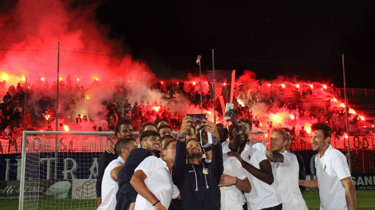 Il selfie dei giocatori con alle spalle la curva biancazzurra illuminata dai fumogeni (foto Batavia)