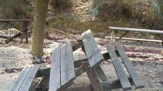Atti vandalici a Chiecinella, la denuncia “social” del sindaco Gherardini