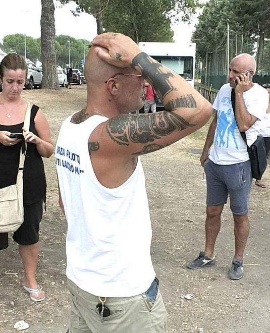 Scarpe in mano, i giocatori lasciano il campo 