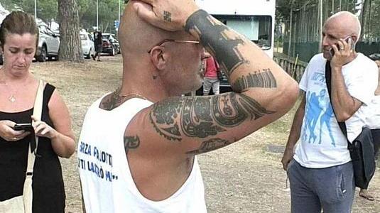 Scarpe in mano, i giocatori lasciano il campo