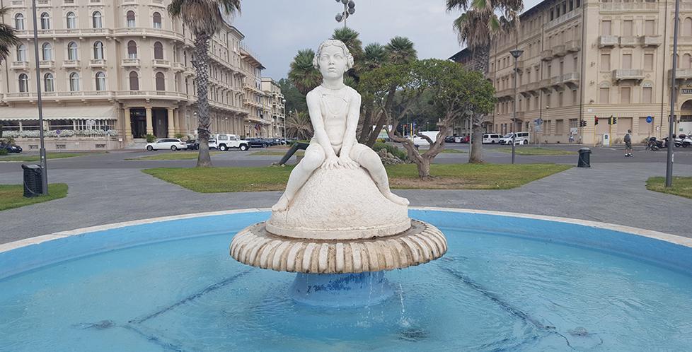 Riaccesa la fontana di piazza Maria Luisa