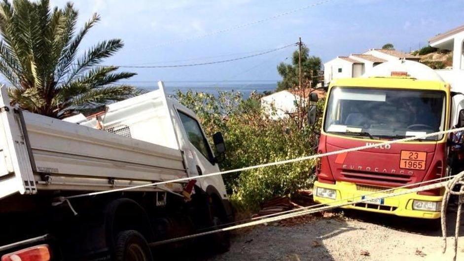 Muore schiacciato dal suo camion
