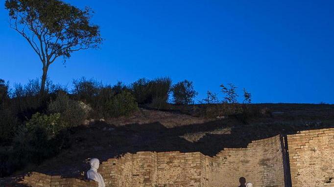 Sorpresa, le luci dell’anfiteatro per metà spente