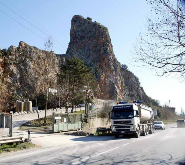Stop ai rifiuti pericolosi dentro la cava Fornace 