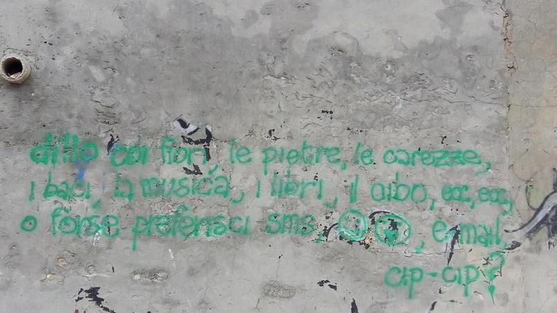 Imbrattata la spiaggia dell’Accademia con scritte colorate