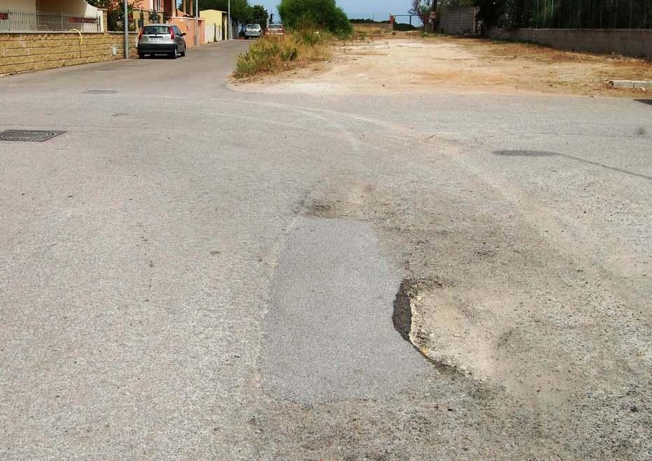 Le strade del quartiere ridotte a tratturi