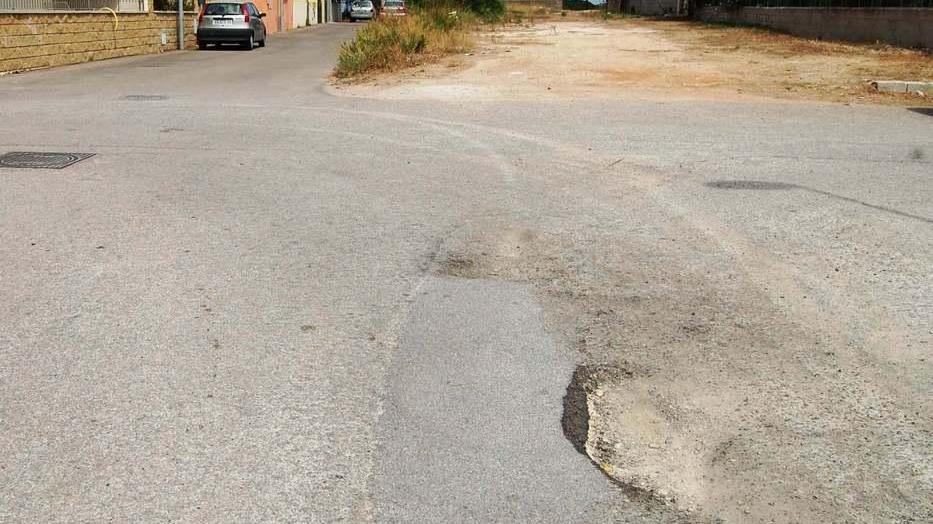 Le strade del quartiere ridotte a tratturi