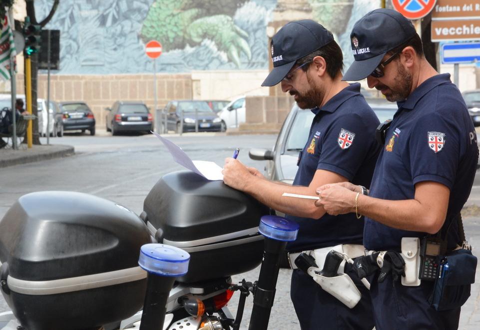 Alla guida dell'auto col telefono in mano, pioggia di multe a Sassari 