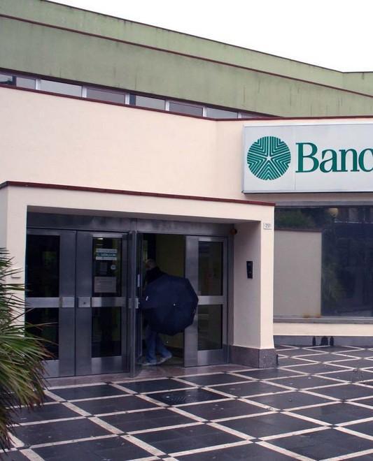 Gli clonano la carta e gli prosciugano il conto 