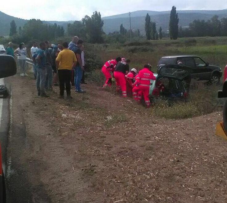 Un 93enne resta incastrato nell’auto finita fuori strada 