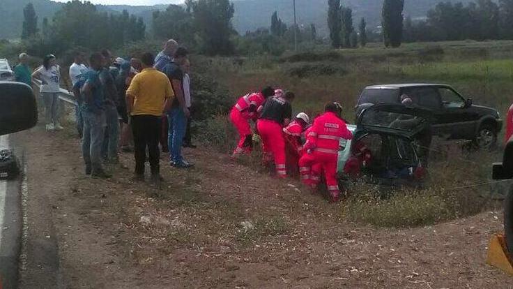 Un 93enne resta incastrato nell’auto finita fuori strada