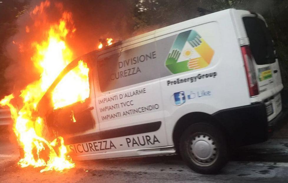 Furgone in fiamme sull’Estense 