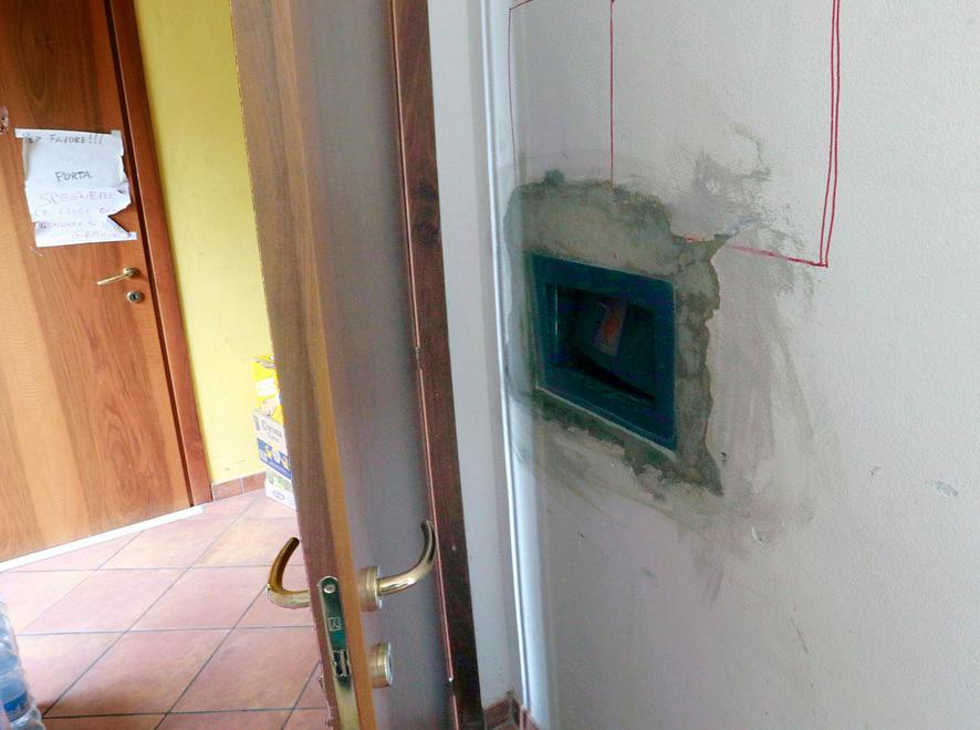 Spaccano la cassaforte e rubano 15mila euro 