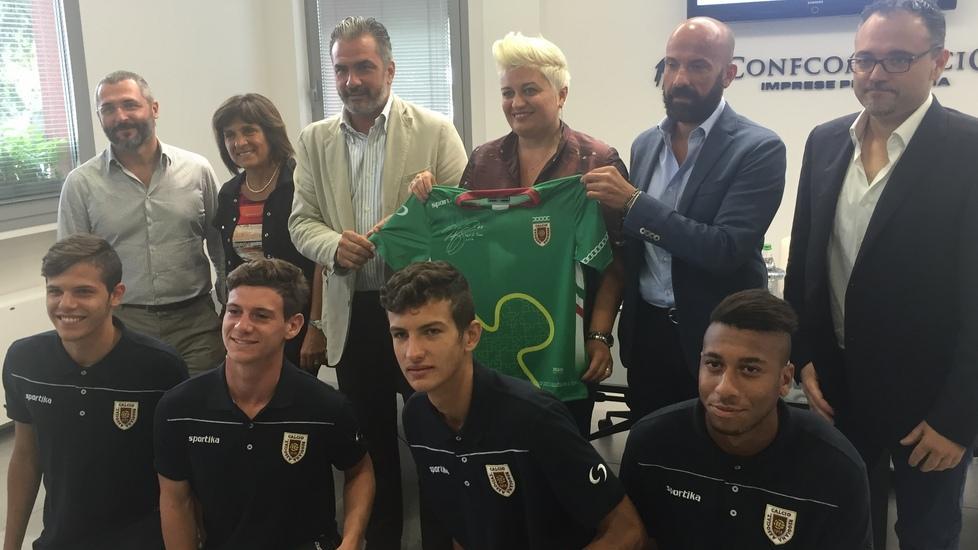 Reggiana, una maglia e due messaggi