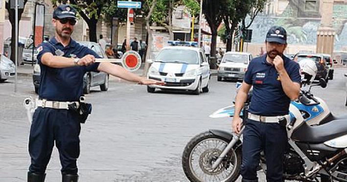 Un agente ferma un automobilista