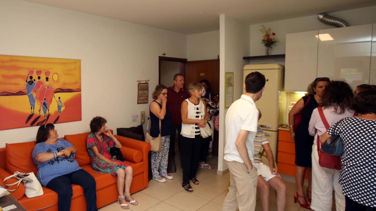 Un momento dell'inaugurazione dell'appartamento (foto Nucci)