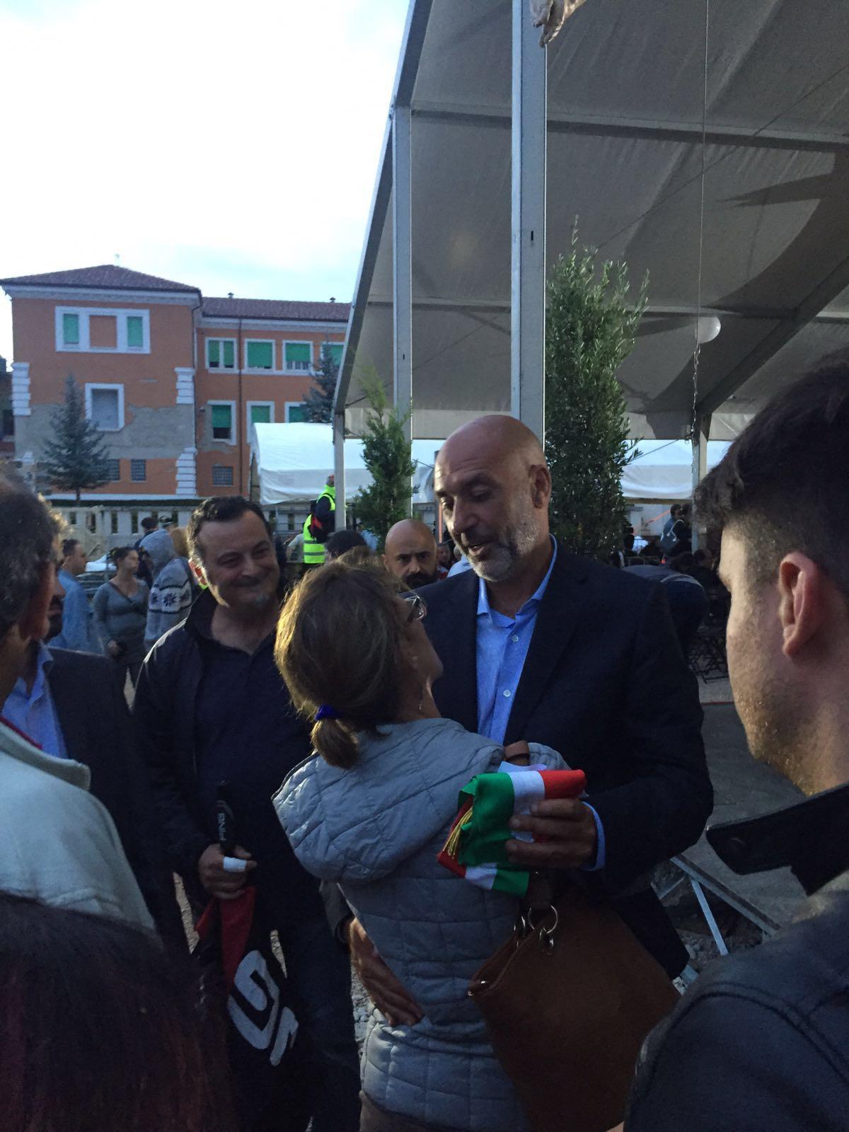 Anna Bulgaresi abbraccia Sergio Pirozzi