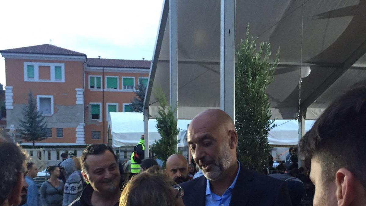 Anna Bulgaresi abbraccia Sergio Pirozzi