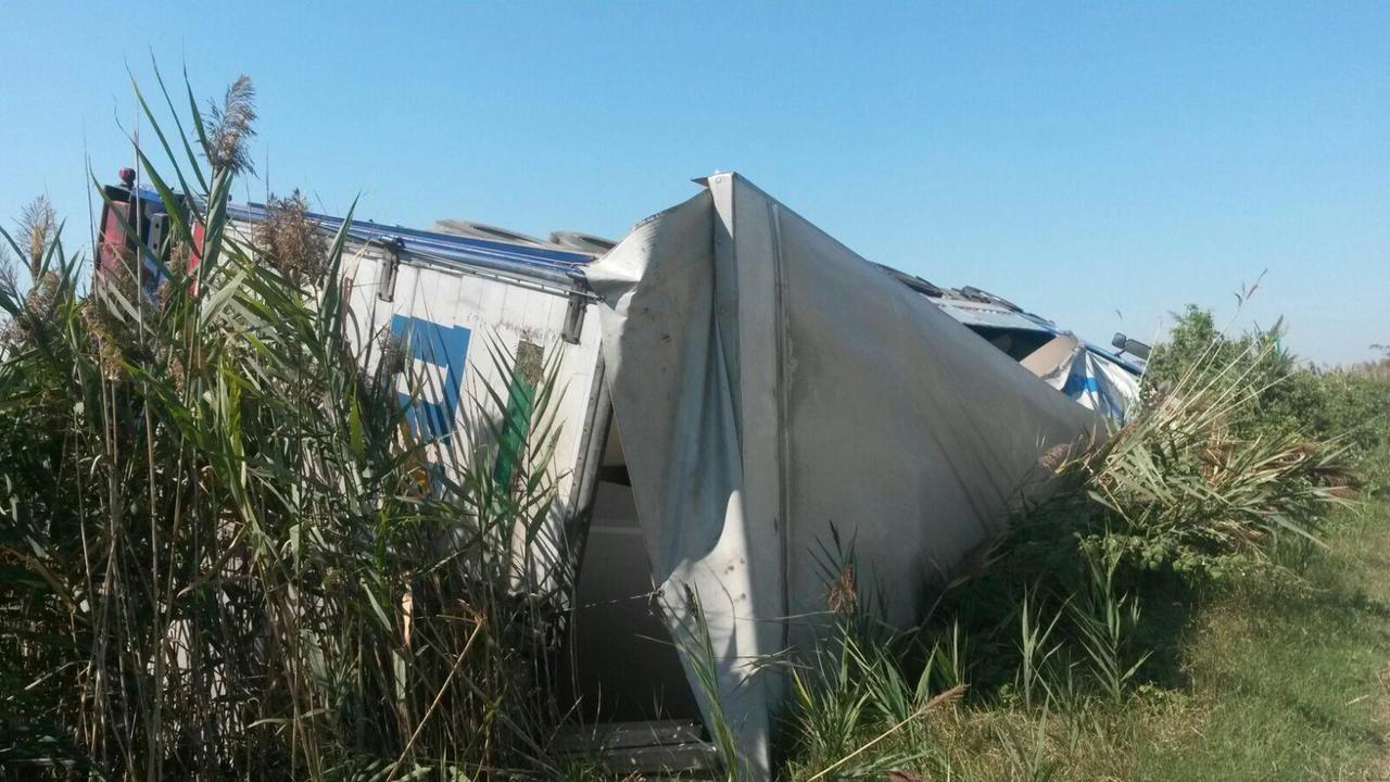 L'autoarticolato che si è ribaltato sulla superstrada Ferrara-mare