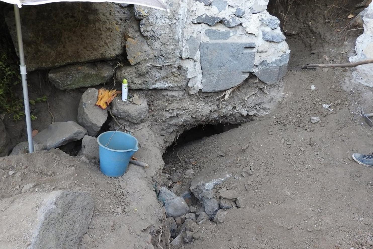 Padria, scavi clandestini in due cisterne di epoca romana: denunciati tre tombaroli 