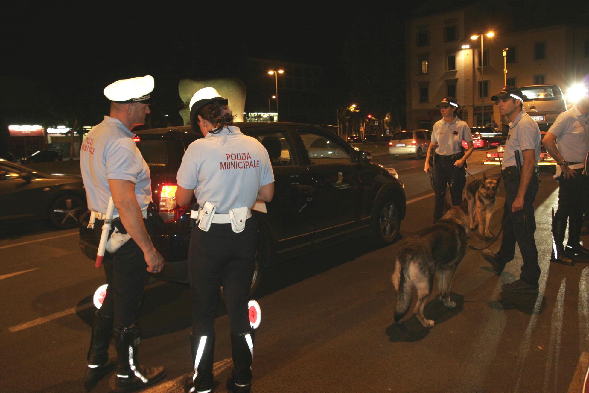 Controlli della polizia (e dei cani poliziotto) in centro storico