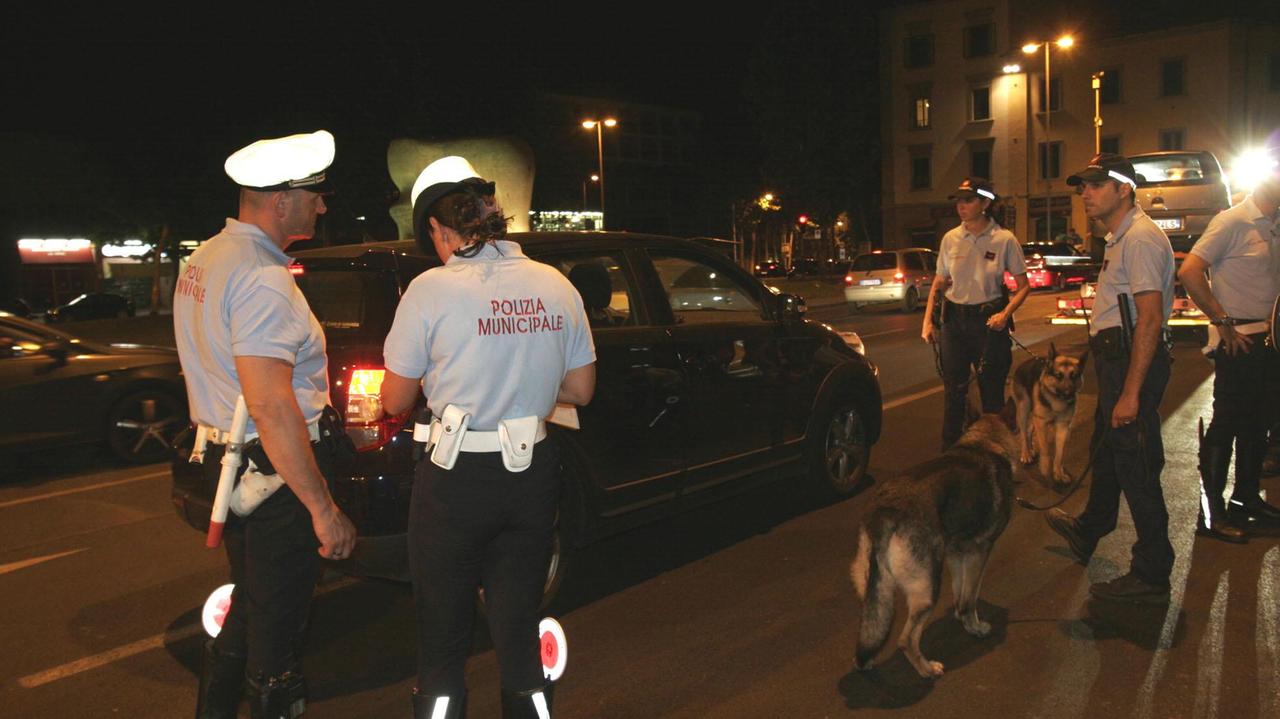 Controlli della polizia (e dei cani poliziotto) in centro storico