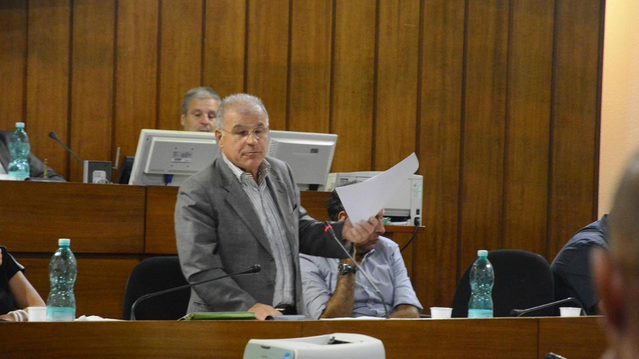 Il sindaco Guido Tendas durante il consiglio comunale