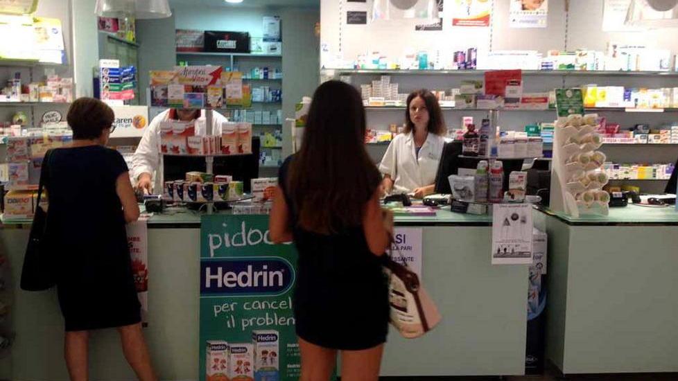 Evade dai domiciliari e va a rapinare farmacia