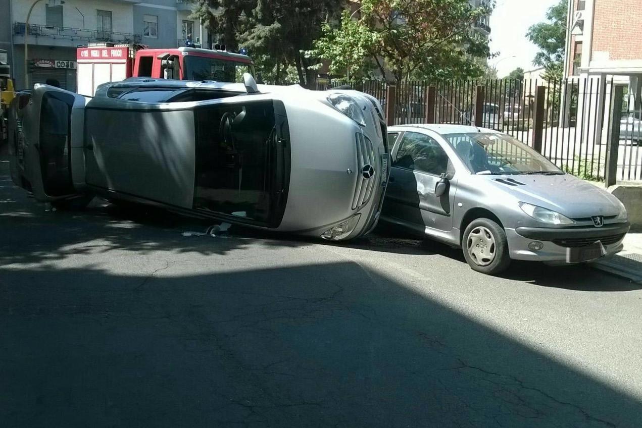 Cagliari, con la Mercedes prende in pieno un'auto in sosta e si ribalta