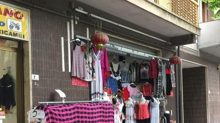 Si aggrappa all’auto in fuga e recupera la merce rubata
