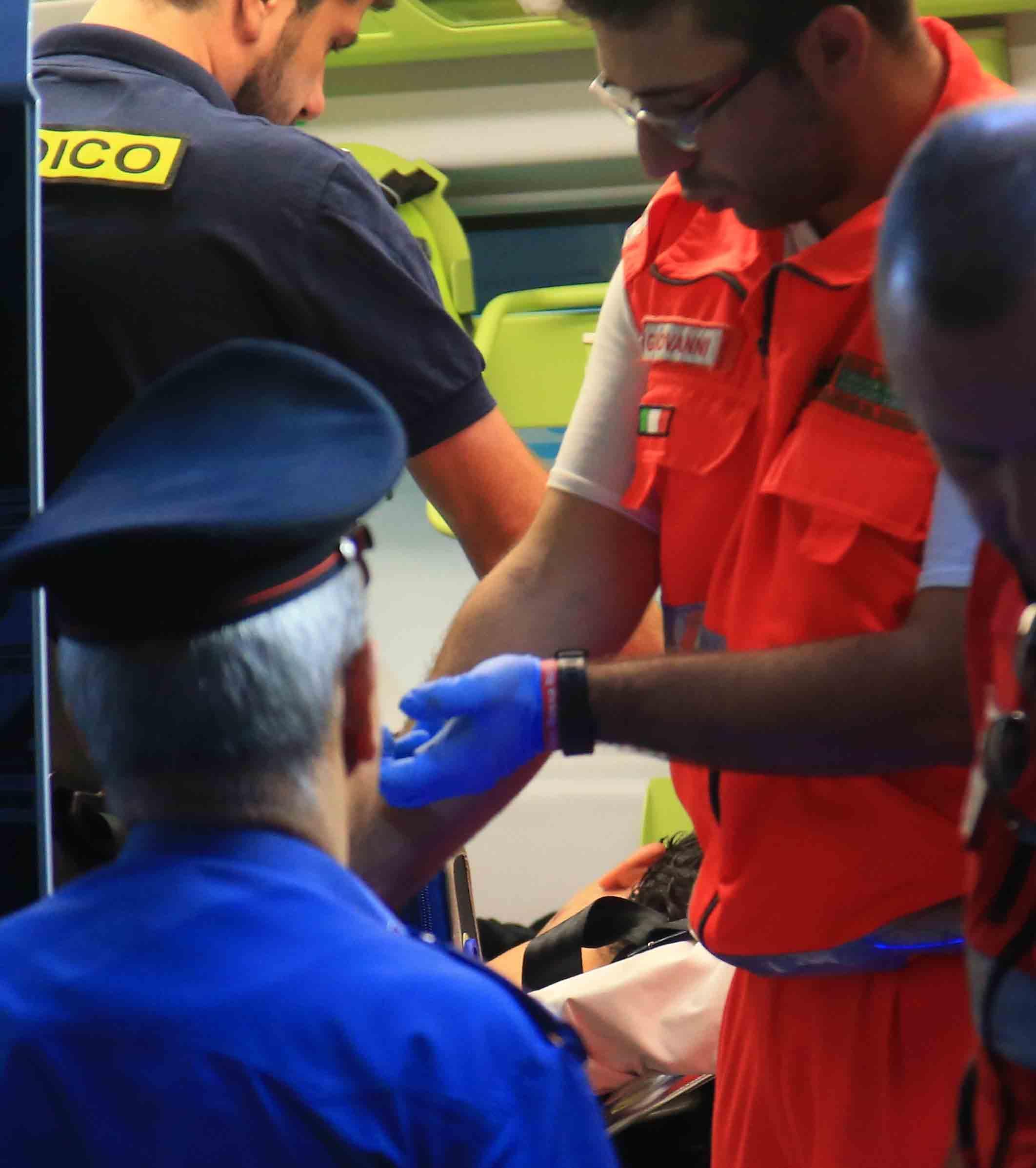 Reggio Emilia, lite in centro: scappa in strada sanguinante e seminudo 