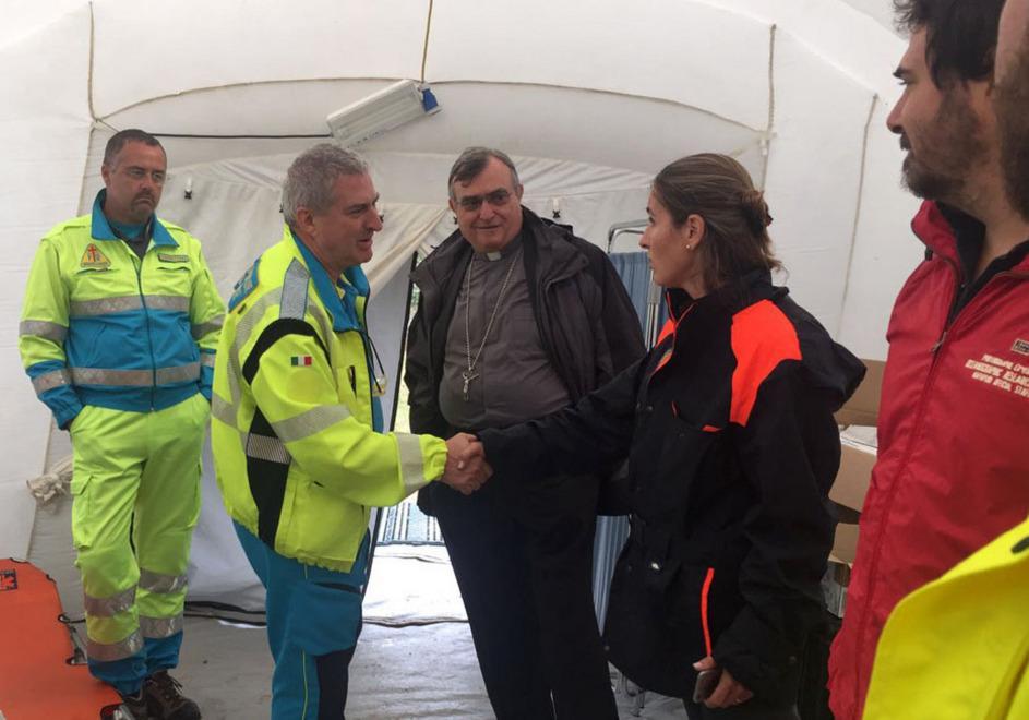 Il vescovo Agostinelli nei paesi devastati dal terremoto